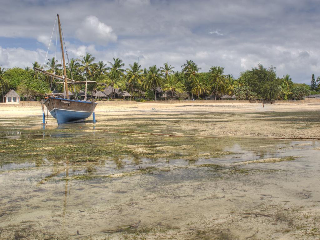 Отель Driftwood Beach Club Малинди Экстерьер фото