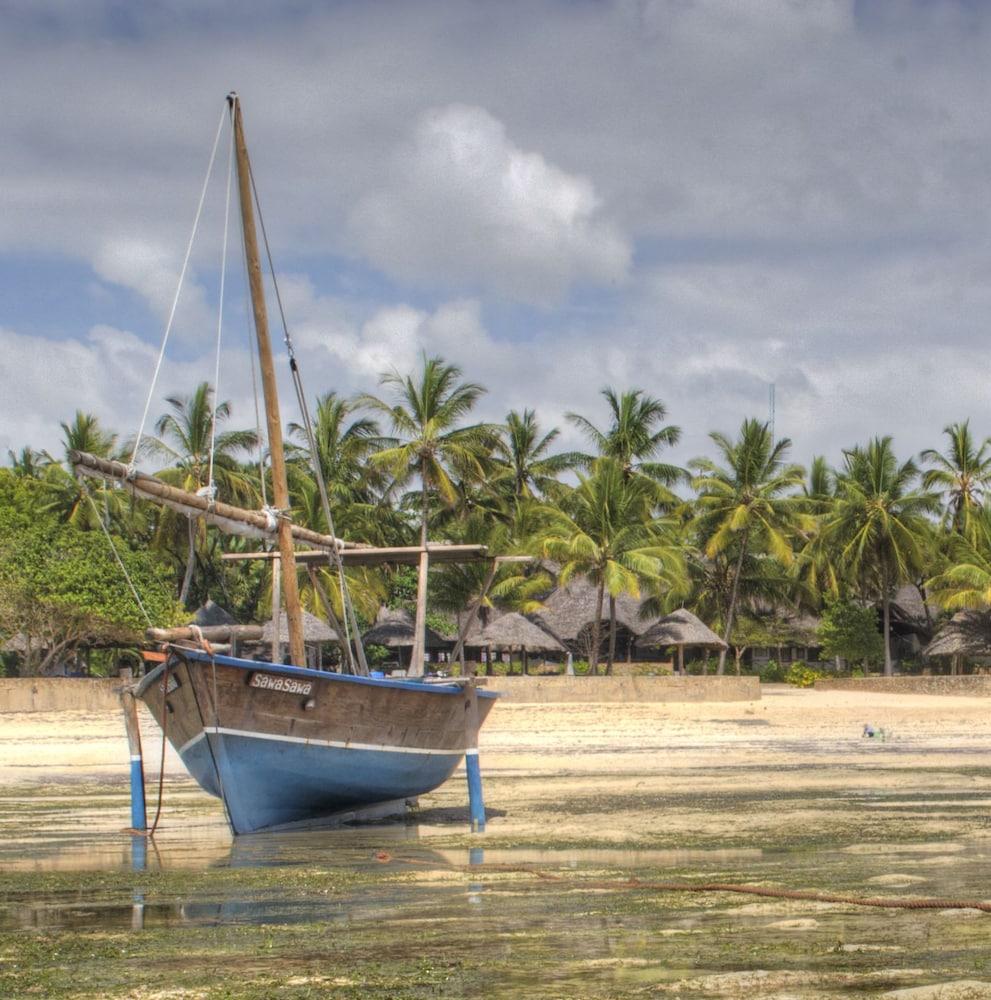 Отель Driftwood Beach Club Малинди Экстерьер фото