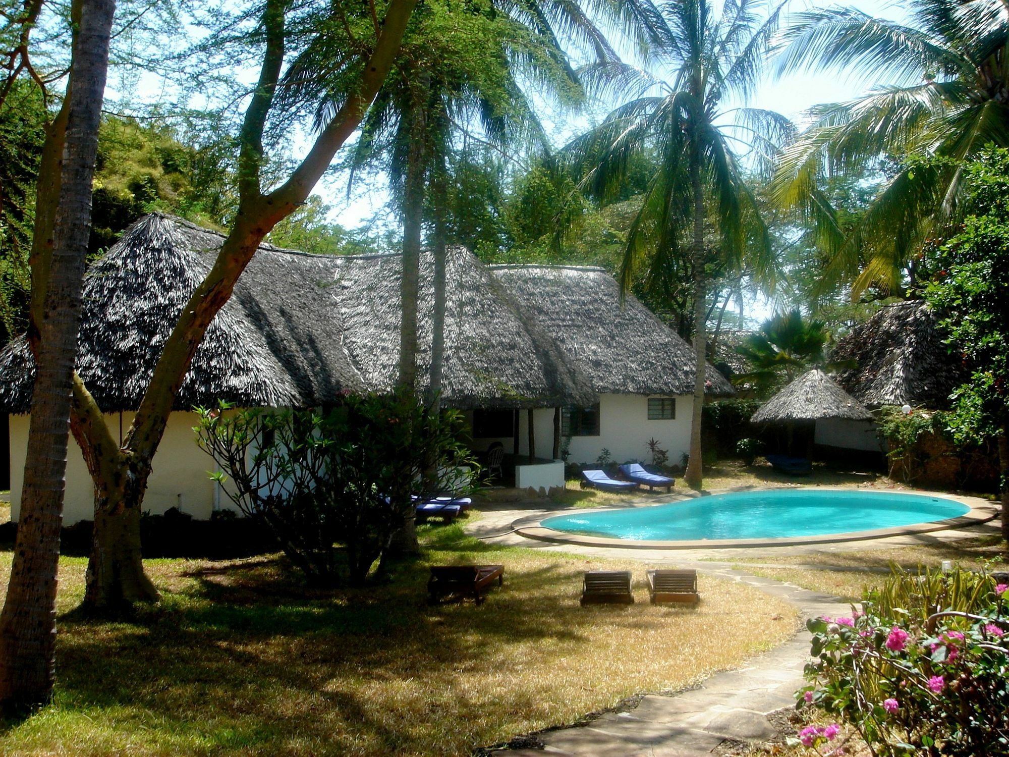 Отель Driftwood Beach Club Малинди Экстерьер фото