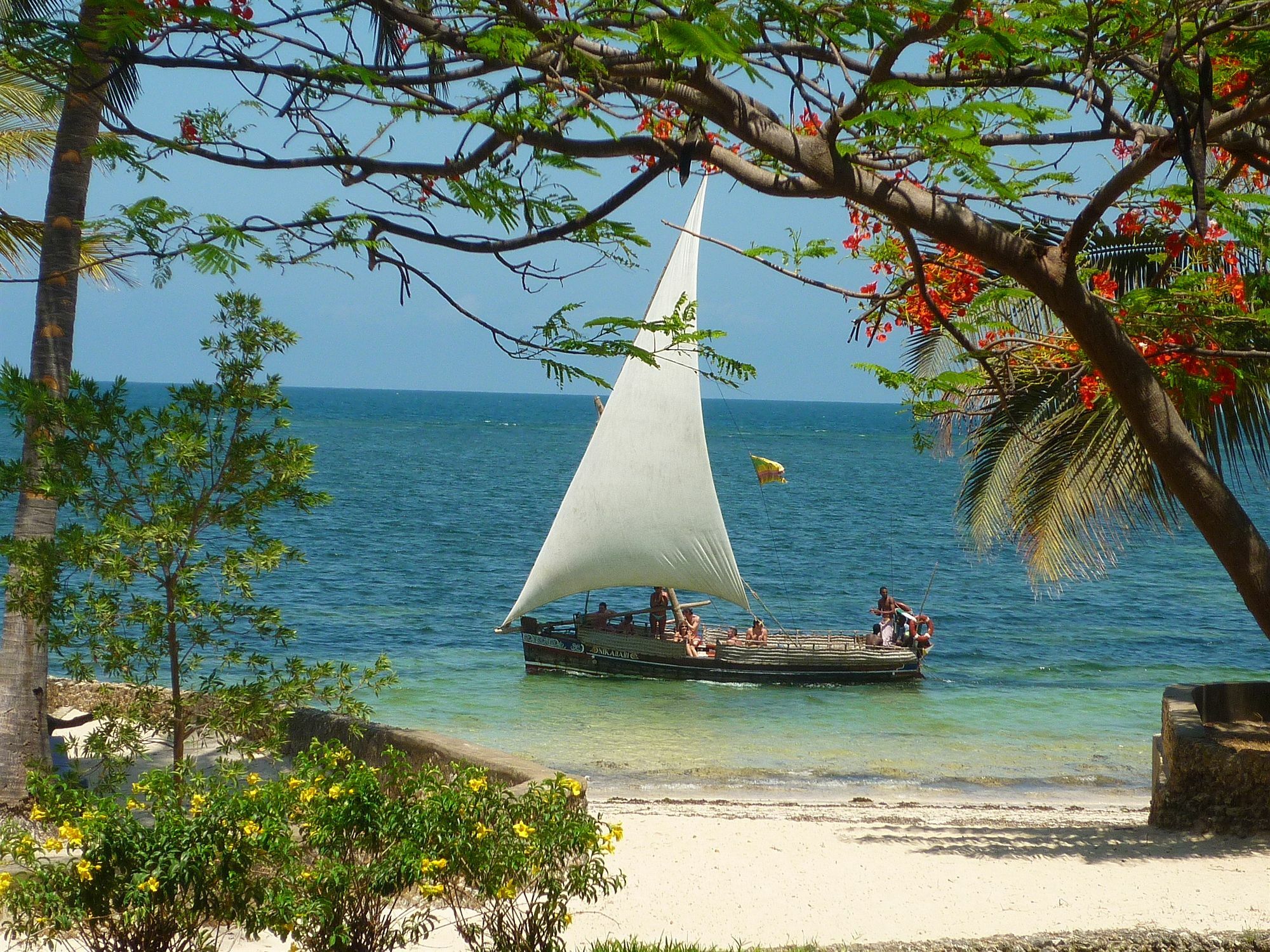 Отель Driftwood Beach Club Малинди Экстерьер фото